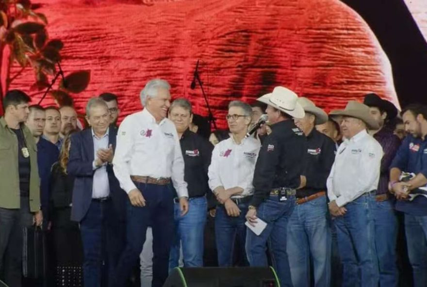 tarcisio-deixa-bolsonaro-leva-seu-boneco-a-festa-de-barretos