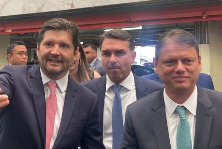 tarcisio-e-flavio-se-encontram-em-sp-para-discutir-eleicao3A-tarcisio-de-freitas-e-flavio-bolsonaro-se-aproximam-em-sao-paulo-apos-anuncio-de-pre-candidatura tarcisio-e-flavio-se-encontram-em-sp-para-discutir-eleicao3A-tarcisio-de-freitas-e-flavio-bolsonaro-se-aproximam-em-sao-paulo-apos-anuncio-de-pre-candidatura