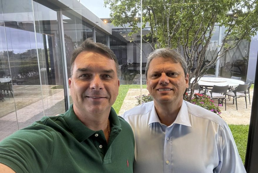 tarcisio-freitas-planeja-estrategias-com-flavio-bolsonaro-para-o-brasil-que-a-esquerda-nao-fez tarcisio-freitas-planeja-estrategias-com-flavio-bolsonaro-para-o-brasil-que-a-esquerda-nao-fez