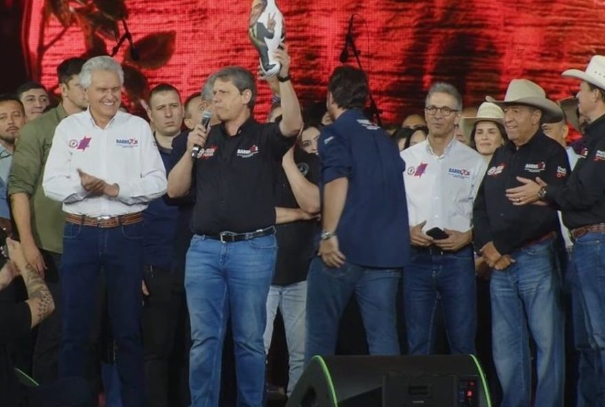 tarcisio-levanta-boneco-de-bolsonaro-em-evento-em-barretos-e-defende-ex-presidente