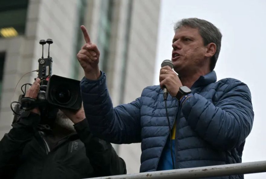 tarcisio-promete-trabalhar-muito-em-prol-do-flavio-apos-crise-com-cla-bolsonaro tarcisio-promete-trabalhar-muito-em-prol-do-flavio-apos-crise-com-cla-bolsonaro