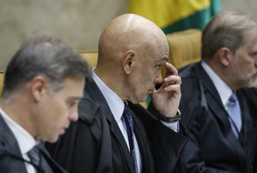 STF-EdsonFachin-AlexandeDeMoraes-DiasToffoli-AndreMendonca-GilmarMendes-Plenario-19Mar2026 O ministro Edson Fachin, presidente do STF, abriu a sessão plenária com uma homenagem aos 9 anos de atuação de Alexandre de Moraes na Corte (cuja posse ocorreu em 22 de março de 2017). A fala de Fachin foi descrita como um forte desagravo institucional, ocorrendo em um momento de pressão sobre Moraes devido a notícias recentes envolvendo o