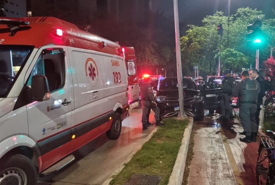 taxista-auxilia-motorista-com-convulsoes-em-acidente-em-bairro-nobre-de-sp