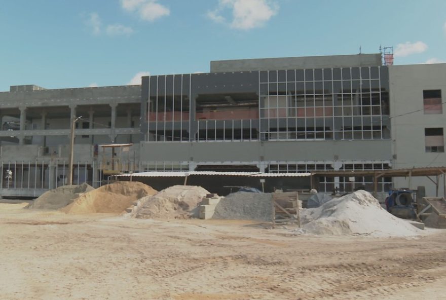 tce-aponta-superfaturamento-em-hospital-da-crianca-e-placas-solares-no-recife3A-prefeitura-nega-irregularidades-e-investigacao-segue.0A