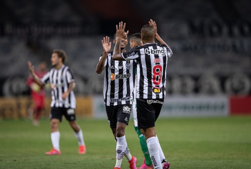 tche-tche-e-jair-reeditam-parceria-no-vasco3A-estreia-no-carioca