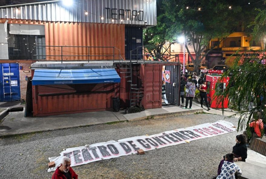 teatro-conteiner3A-a-luta-contra-a-invasao-e-os-furtos-em-sao-paulo