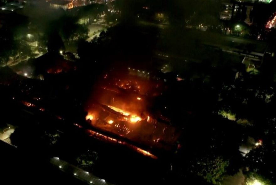 teatro-tuca-da-puc-destruido-por-incendio-em-curitiba3A-antes-e-depois-da-tragedia