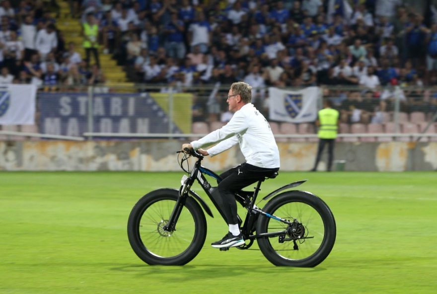 tecnico-da-austria-atravessa-campo-de-jogo-de-eliminatorias-da-copa-de-bicicleta-eletrica3A-video-viral