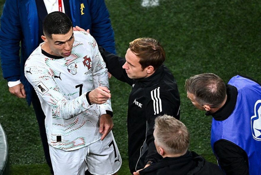 tecnico-da-irlanda-critica-cristiano-ronaldo-apos-expulsao3A-22entrei-na-cabeca-dele222C-diz-hallgrimsson.-veja