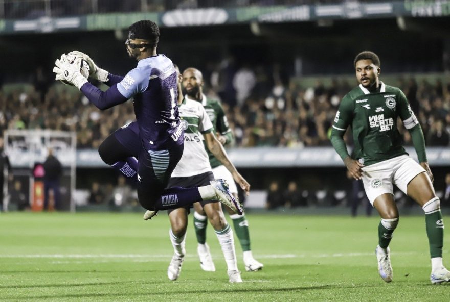 tecnico-do-coritiba-critica-arbitro-e-cozinhada-do-goleiro-do-goias