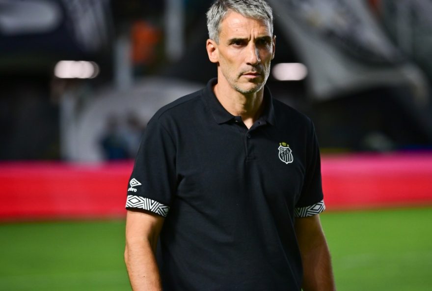 tecnico-do-santos-lamenta-eliminacao-no-paulista-e-foca-no-brasileirao SP - SANTOS - 15/02/2026 - PAULISTA 2026, SANTOS X VELO CLUBE - Juan P. Vojvoda tecnico do Santos durante partida contra o Velo Clube no estadio Vila Belmiro pelo campeonato Paulista 2026. Foto: Jota Erre/AGIF