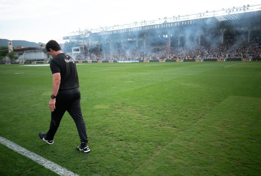 tecnico-do-vasco2C-fernando-diniz-busca-evitar-pior-sequencia-de-derrotas-desde-saida-do-audax-confira-todos-os-detalhes RJ - RIO DE JANEIRO - 08/11/2025 - BRASILEIRO A 2025, VASCO X JUVENTUDE - Fernando Diniz tecnico do Vasco durante partida contra o Juventude no estadio Sao Januario pelo campeonato Brasileiro A 2025. Foto: Jorge Rodrigues/AGIF
