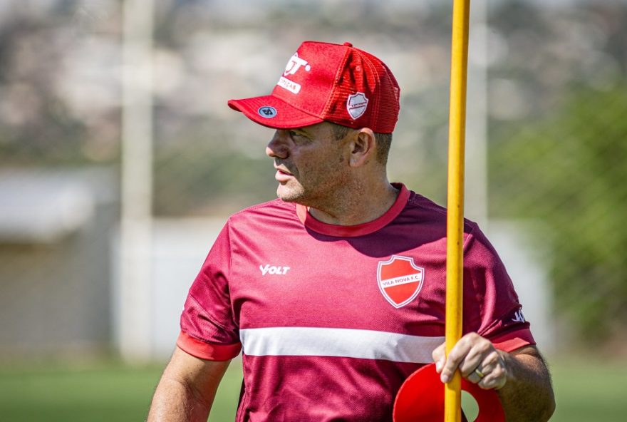 tecnico-umberto-louzer-se-mostra-incomodado-com-derrota-do-vila-nova-no-classico-e-foca-na-reacao-para-o-mata-mata tecnico-umberto-louzer-se-mostra-incomodado-com-derrota-do-vila-nova-no-classico-e-foca-na-reacao-para-o-mata-mata