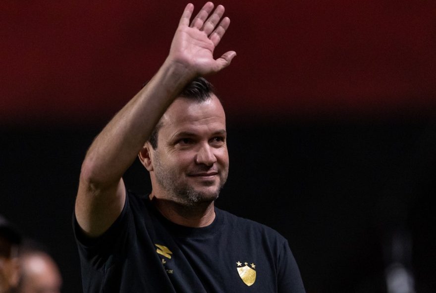 PE - RECIFE - 25/10/2025 - BRASILEIRO A 2025, SPORT X MIRASSOL - Daniel Paulista tecnico do Sport durante partida contra o Mirassol no estadio Ilha do Retiro pelo campeonato Brasileiro A 2025. Foto: Rafael Vieira/AGIF