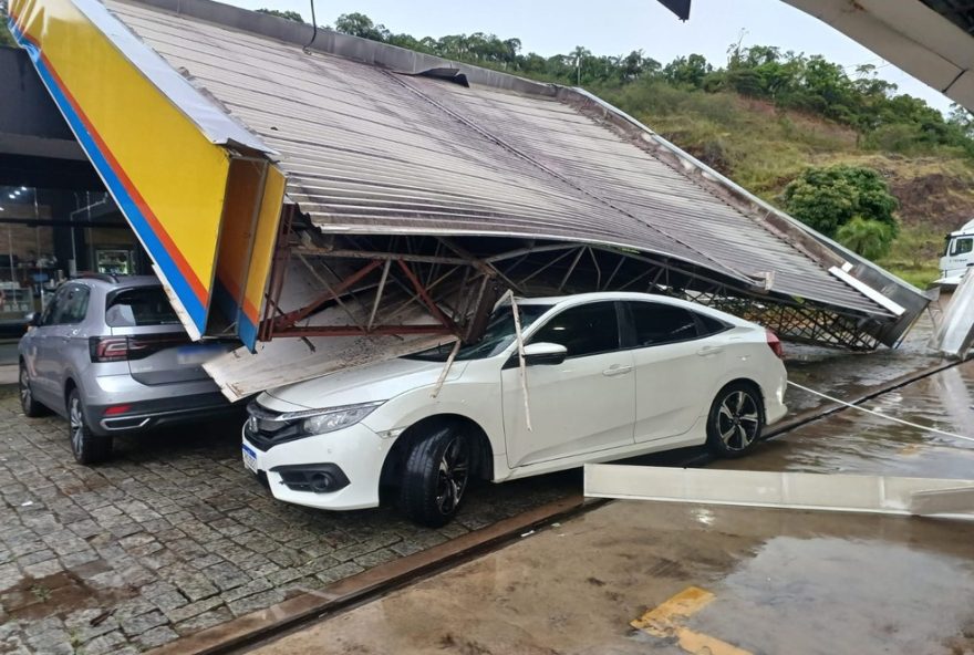 telhado-de-posto-cai-em-carro-durante-temporal-em-sc3A-motorista-ileso
