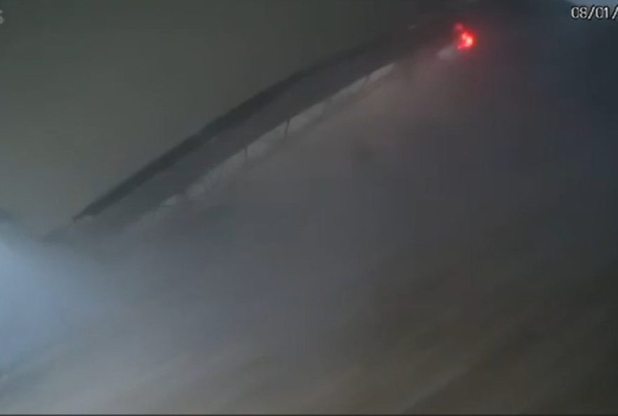 telhado-de-posto-cai-sobre-carro-em-sc-durante-temporal3A-imagens-impressionantes telhado-de-posto-cai-sobre-carro-em-sc-durante-temporal3A-imagens-impressionantes