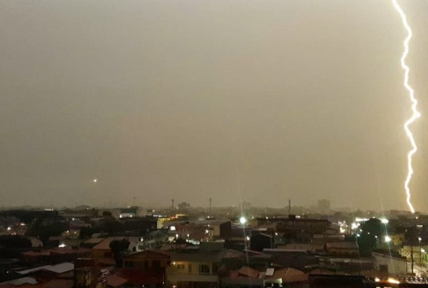 tempestade-de-raios-em-fortaleza3A-alagamentos-e-transtornos-por-chuva-intensa