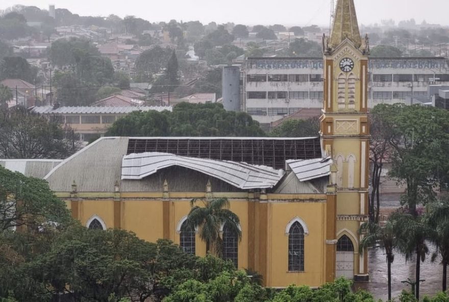 tempestade-e-ventos-causam-estragos-e-mobilizam-defesa-civil-em-rancharia3A-igreja-matriz-e-destelhada-e-equipes-contabilizam-danos