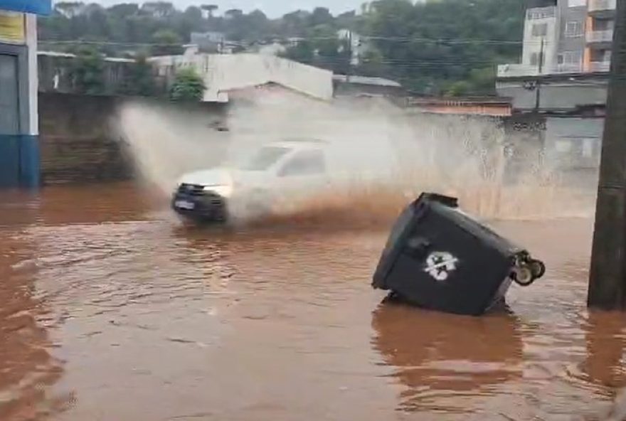 tempestade-em-pato-branco3A-alagamentos-e-alerta-de-chuvas-intensas