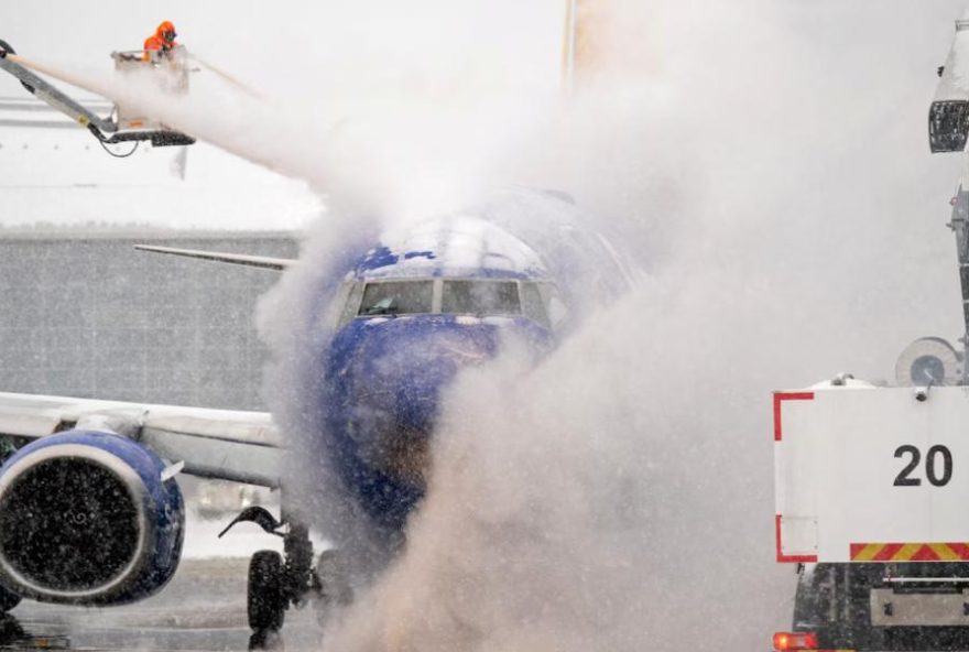 tempestade-nos-eua-causa-230-mil-sem-energia-e-cancelamentos-de-milhares-de-voos tempestade-nos-eua-causa-230-mil-sem-energia-e-cancelamentos-de-milhares-de-voos