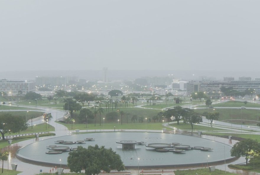 tempo-no-df3A-forte-temporal-amanhece-na-regiao2C-com-possibilidade-de-racionamento-de-agua-ate-2050.-acesse-o-g1-df-para-mais-noticias