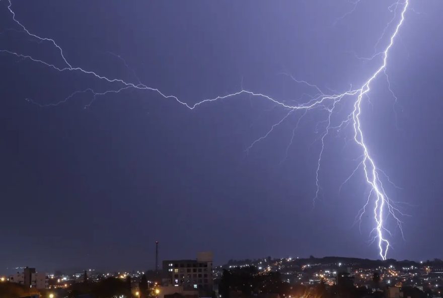 tempo-severo3A-alerta-de-chuva-forte-e-tempo-instavel