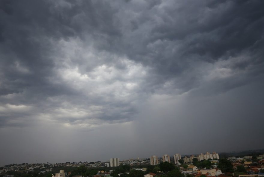 temporais-em-goias3A-cimehgo-alerta-para-perigo-das-chuvas-intensas