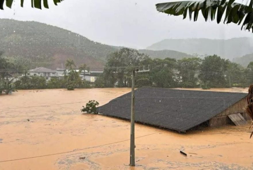 temporal-causa-alagamentos-em-luiz-alves2C-sc2C-com-casas-submersas