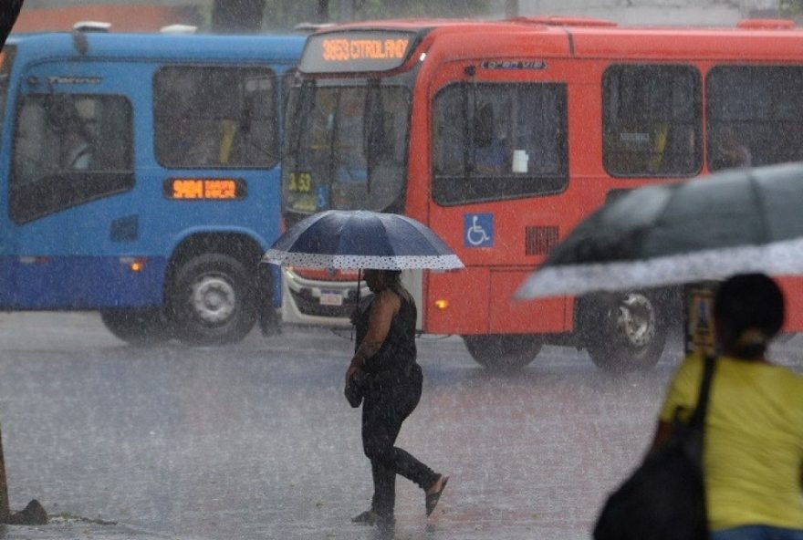 temporal-causa-estragos-em-bh-e-chuva-forte-persiste-no-sabado temporal-causa-estragos-em-bh-e-chuva-forte-persiste-no-sabado
