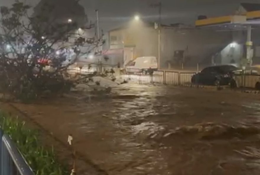 temporal-causa-transtornos-em-8-bairros-de-varginha-mg3A-alagamentos2C-deslizamentos-e-queda-de-estruturas3B-sem-vitimas temporal-causa-transtornos-em-8-bairros-de-varginha-mg3A-alagamentos2C-deslizamentos-e-queda-de-estruturas3B-sem-vitimas