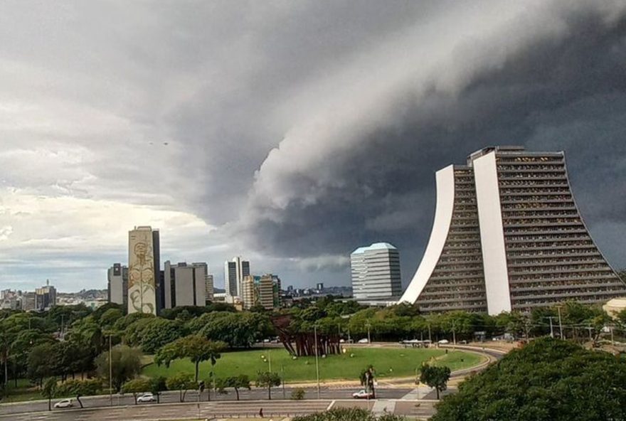 temporal-com-chuva-forte-e-vento-de-quase-100-km-em-porto-alegre
