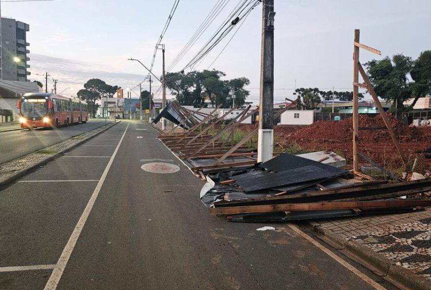 temporal-com-ventos-de-70-km2Fh-causa-estragos-e-queda-de-arvores-em-curitiba3A-alertas-e-medidas-para-protecao temporal-com-ventos-de-70-km2Fh-causa-estragos-e-queda-de-arvores-em-curitiba3A-alertas-e-medidas-para-protecao