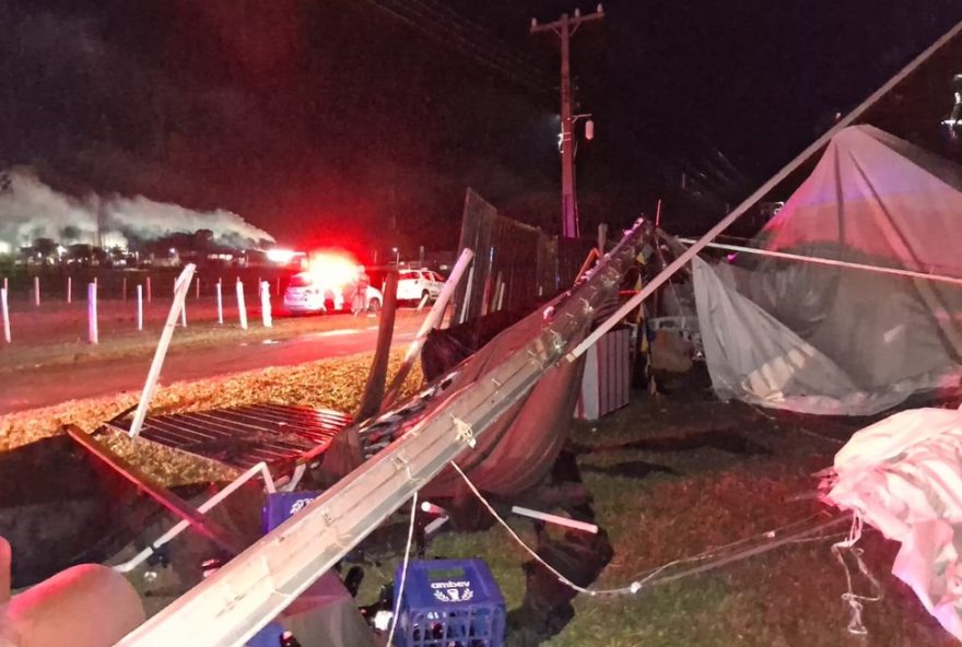 temporal-com-ventos-de-95-km2Fh-derruba-estrutura-de-festa-universitaria-em-regente-feijo3B-vitima-fatal temporal-com-ventos-de-95-km2Fh-derruba-estrutura-de-festa-universitaria-em-regente-feijo3B-vitima-fatal