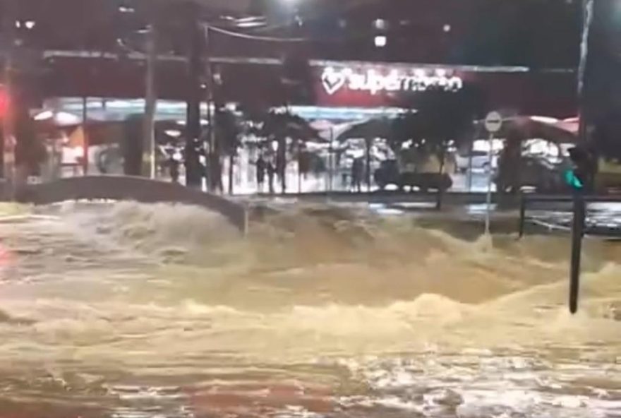 temporal-em-belo-horizonte-deixa-70-cidades-em-emergencia-em-minas-gerais3A-mais-de-3.700-desabrigados