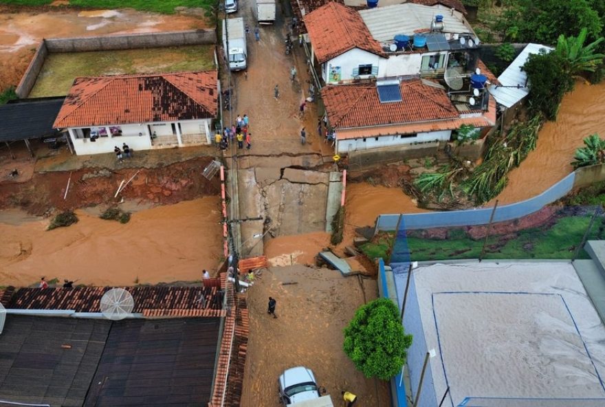 temporal-em-dom-silverio3A-moradores-resgatados2C-pontes-derrubadas-e-41-cidades-mineiras-em-situacao-de-emergencia