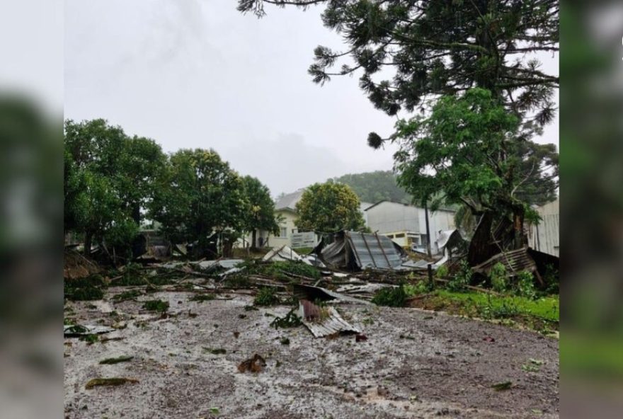 temporal-em-farroupilha2C-rs3A-chuvas-fortes-causam-estragos-em-comunidades-e-escola.-autoridades-e-bombeiros-prestam-assistencia temporal-em-farroupilha2C-rs3A-chuvas-fortes-causam-estragos-em-comunidades-e-escola.-autoridades-e-bombeiros-prestam-assistencia