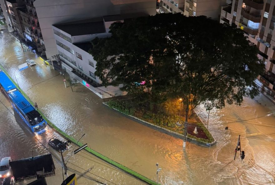 temporal-em-juiz-de-fora3A-ruas-alagadas2C-arvores-caidas-e-corrego-transbordado-diario-do-estado