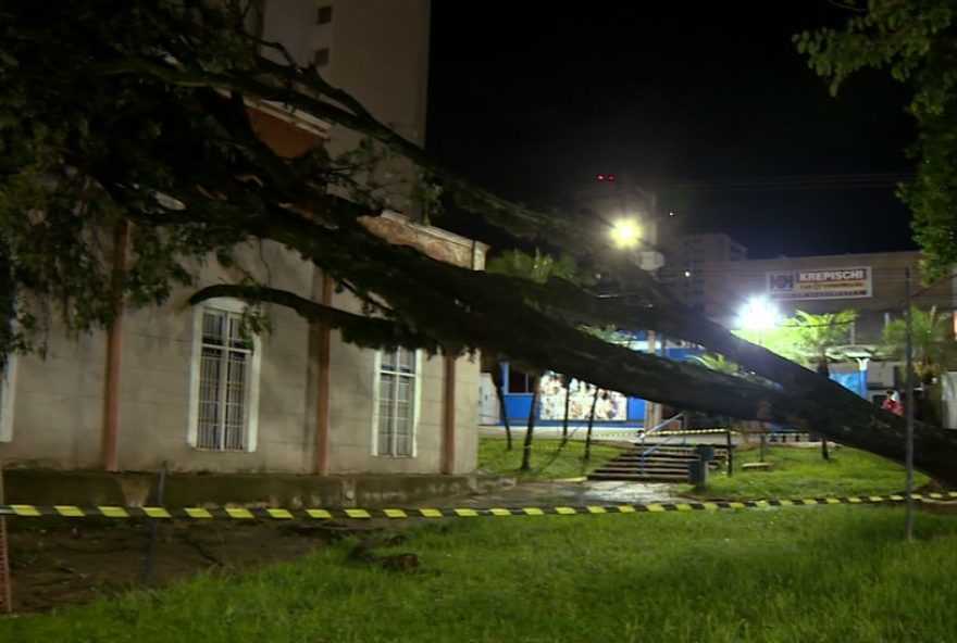 temporal-em-limeira-danifica-igreja-historica-e-posto-de-combustiveis