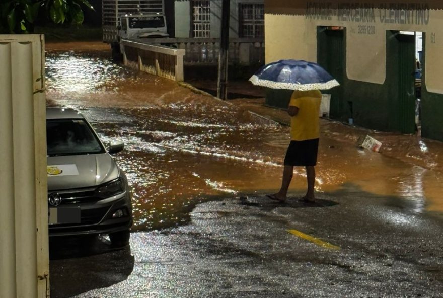 temporal-em-virgolandia3A-chuvas-causam-alagamentos-em-casas-e-ruas