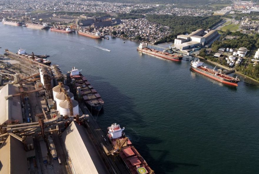 temporal-fecha-porto-de-santos-por-14-horas-em-sp2C-normalizacao-na-madrugada0A0A