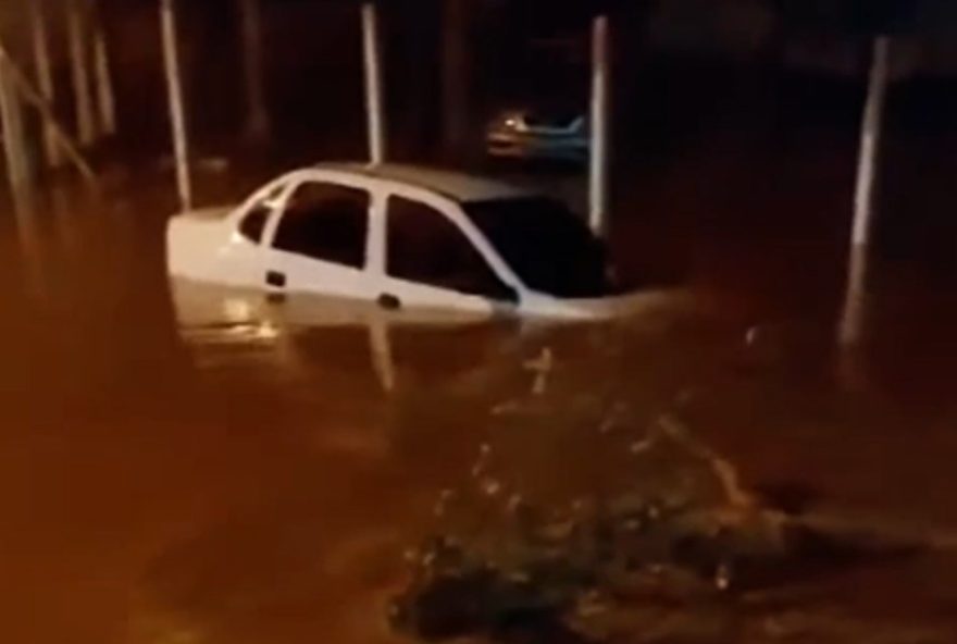 temporal-no-oeste-paulista3A-veiculos-ilhados-e-ruas-alagadas-em-osvaldo-cruz temporal-no-oeste-paulista3A-veiculos-ilhados-e-ruas-alagadas-em-osvaldo-cruz