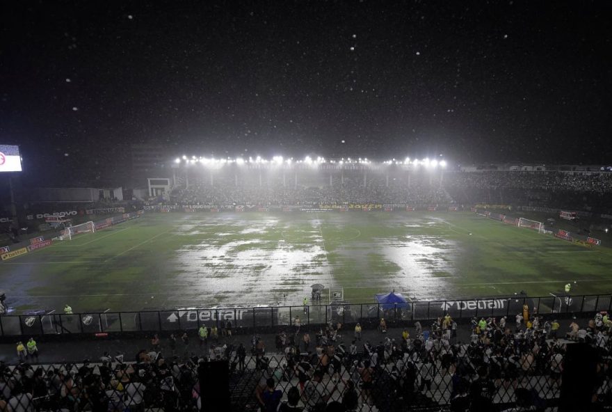 temporal-paralisa-jogo-entre-vasco-e-internacional-na-estreia-do-novo-gramado-de-sao-januario