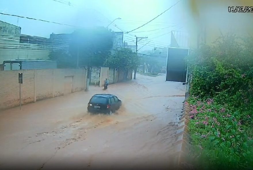 temporal-provoca-alagamentos-e-estragos-em-aparecida3A-alerta-do-cemaden