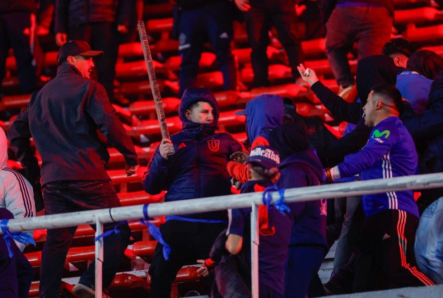 tensao-e-violencia-marcam-confronto-independiente-x-u.-de-chile-pela-copa-sul-americana3A-partida-suspensa