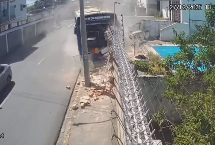 tentativa-de-assalto-a-motorista-de-onibus-resulta-em-acidente-e-detencao3A-episodio-em-boa-viagem2C-recife.-medidas-de-seguranca-em-foco