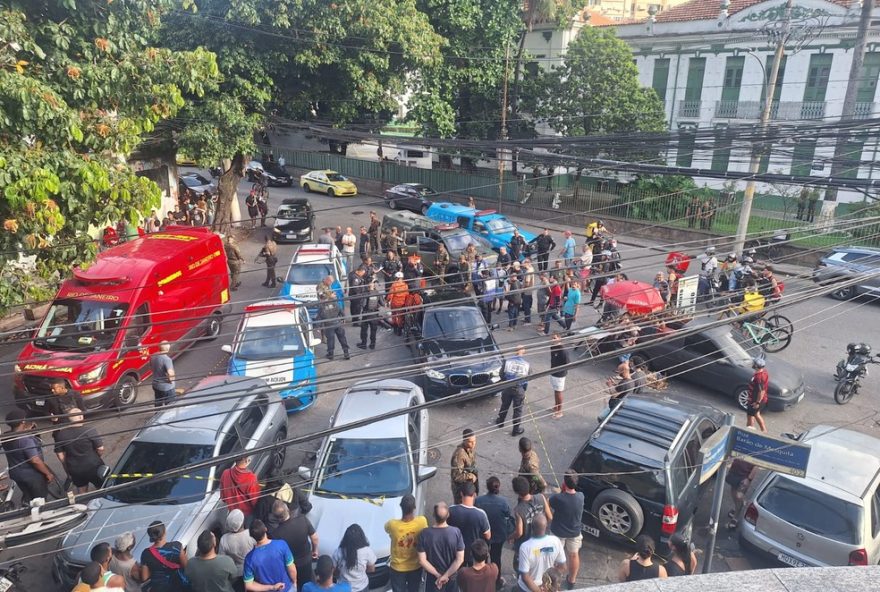 tentativa-de-assalto-na-tijuca-deixa-uma-pessoa-morta-e-outra-ferida3A-autoridades-em-busca-de-responsaveis.-medidas-de-seguranca-sao-clamadas-pela-populacao tentativa-de-assalto-na-tijuca-deixa-uma-pessoa-morta-e-outra-ferida3A-autoridades-em-busca-de-responsaveis.-medidas-de-seguranca-sao-clamadas-pela-populacao