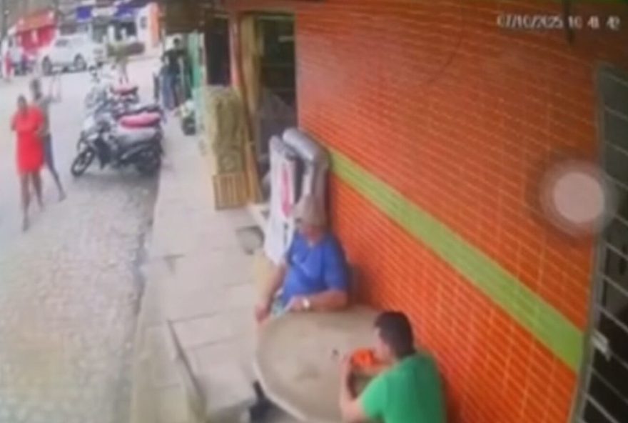 tentativa-de-feminicidio-em-escada3A-mulher-e-esfaqueada-no-meio-da-rua3B-video