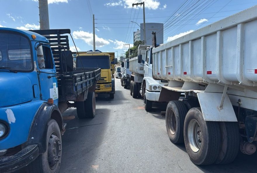 teresina3A-bairros-sem-coleta-de-lixo-e-caminhoneiros-protestam teresina3A-bairros-sem-coleta-de-lixo-e-caminhoneiros-protestam