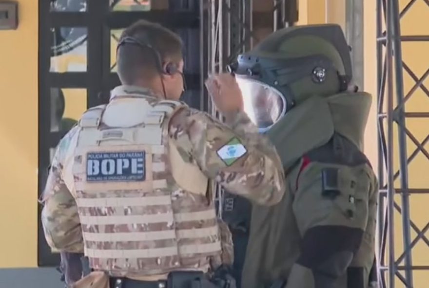 terminal-de-onibus-do-portao-isolado-por-suspeita-de-bomba.-policia-e-esquadrao-antibombas-acionados-para-verificar-item-suspeito