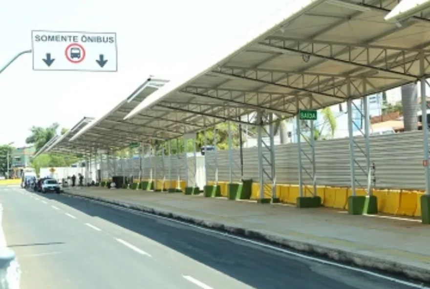 Terminal improvisado não protege contra a chuva, de acordo com usuários. (Foto: Reprodução)